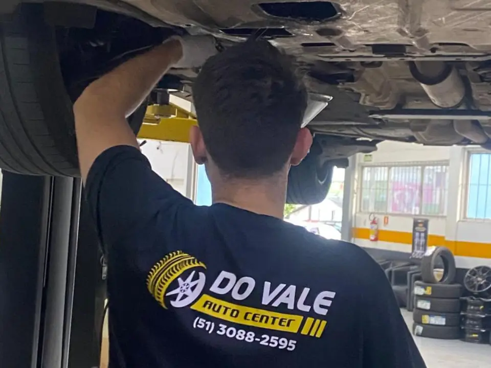 Mecânico da Do Vale Autocenter inspecionando a suspensão do veículo